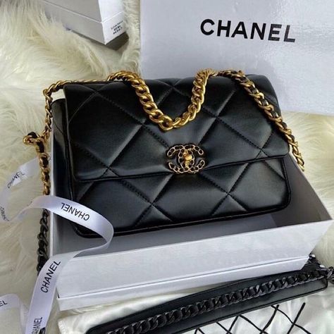 Coco Chanel Bags, Chanel 19 Bag, Handbag Brands, Fall Winter Capsule Wardrobe, Urban Bags, Pop Clothing, Winter Bags, Luxury Bags Collection, Chanel 19