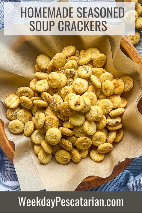 Croutons For Soup, Seasoned Soup Crackers, Soup Cracker Snacks, Soup Crackers Seasoned, Oster Cracker Recipe, Cracker Snack Mix Recipe, Mini Saltine Cracker Recipes Seasoned, Homemade Seasoned Crackers, Oyster Cracker Snack Recipes