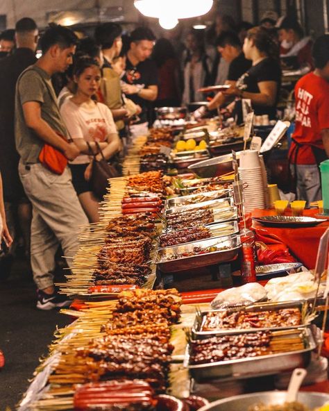 25 of the Best Filipino Street Foods Streetfood Philippines Street Food, Tusok Tusok Street Food, Street Foods Philippines Aesthetic, Philippine Street Food, Davinci Art, Yummy Asian Food, World Street Food, Street Food Design, Filipino Street Food