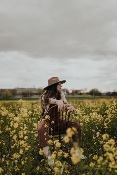 Flower Field Photoshoot, Cute Senior Pictures, Creative Senior Pictures, Western Photoshoot, Field Photoshoot, Photo Challenges, Inspired Photoshoot, Senior Photography Poses, Western Photography