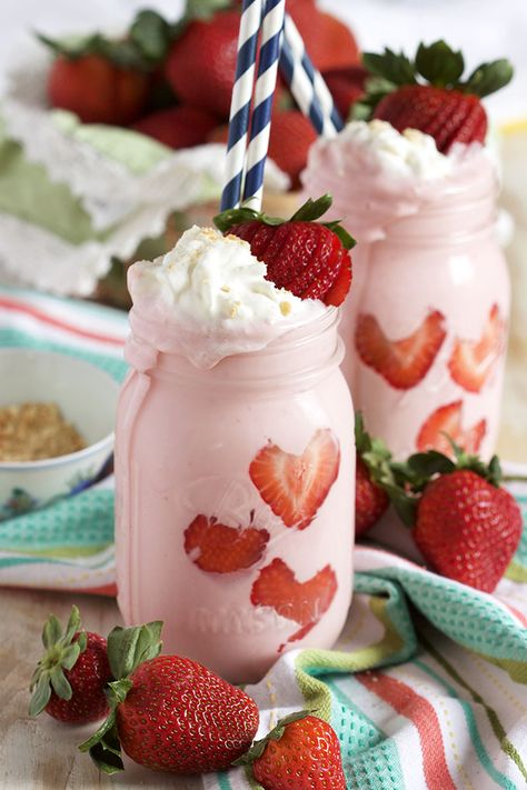 Ready in minutes and tastes just like dessert, this Strawberry Cheesecake Smoothie is the best healthy treat! Quick and easy to make, kids love it. Strawberry Cheesecake Smoothie, Healthy Summer Snacks, Cheesecake Smoothie, Smoothie Recipes Strawberry, Low Fat Yogurt, Summer Snacks, Strawberry Smoothie, Julia Child, Milkshakes