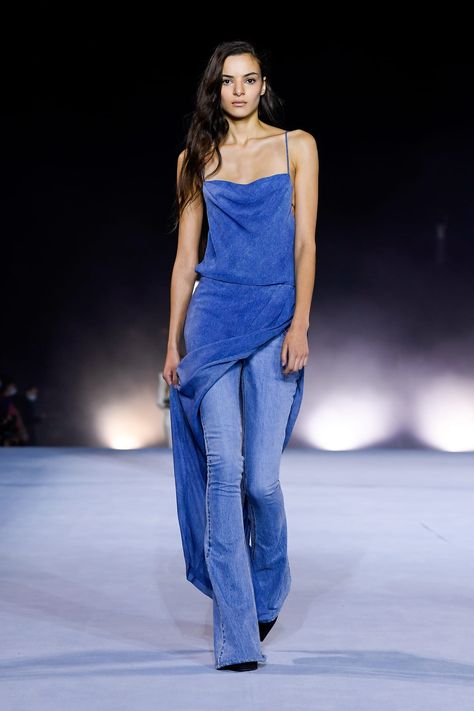 Flare Jeans Style, Dress Over Pants, Balmain Paris, Fashion Show Images, Pierre Balmain, Fashion Project, Cindy Crawford, Live Fashion, Denim Details