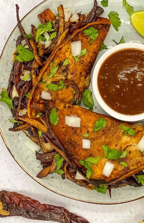 Taco Tuesday finally got veggie friendly with these vegetarian birria tacos (quesabirria) Vegetarian Birria Tacos, Burris Tacos, Vegetarian Birria, Cilantro Lime Rice Recipe, Lime Rice Recipes, Delicious Tacos, Recipes With Flour Tortillas, Birria Tacos, Marinated Mushrooms