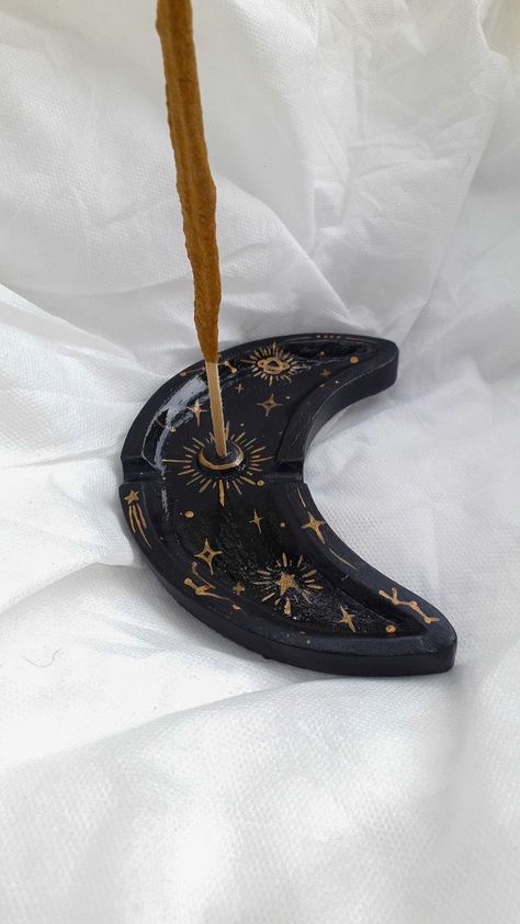 Moon Incense Holder, Moon Incense, Painting Clay, Beginner Pottery, Ceramic Incense Holder, Cerámica Ideas, Witchy Crafts, Clay Diy Projects, Clay Crafts Air Dry