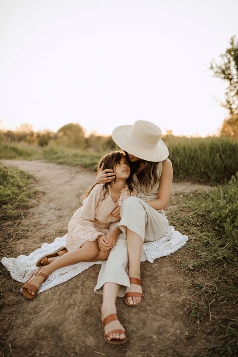 Mother And Teen Daughter, Mother Daughter Pose, Mother Daughter Photography Poses, Mom Daughter Photography, Mommy Daughter Photoshoot, Mother Daughter Poses, Daughter Photo Ideas, Mommy Daughter Photos, Mother Daughter Pictures