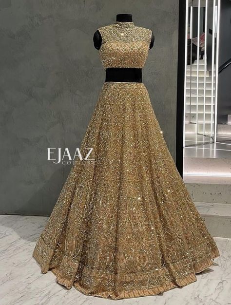 Golden Chaniya Choli, Normal Lehenga, Golden Skirt, Party Lehenga, Gorgeous Lehenga, Golden Lehenga, Ladies Sangeet, Golden Gown, Indian Wedding Gowns