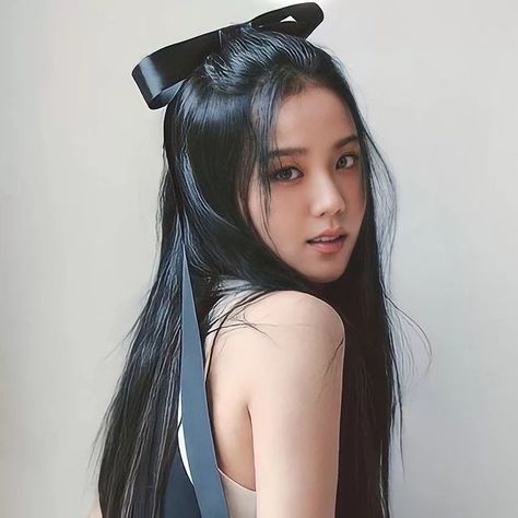 Foto Best Friend, Diy Hair Accessories Ribbon, Jisoo Icon, Kpop Hair, Cute Couple Selfies, Blackpink Photos, Blackpink Fashion, Kpop Fashion, Blackpink Jisoo