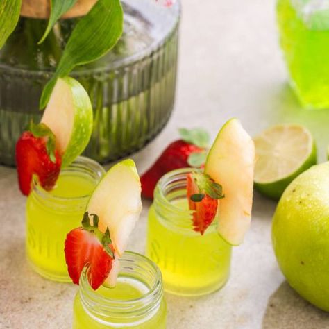 Lemondrop Shot Recipe, Jolly Rancher Apples, Jolly Rancher Shot, Apple Shots, Lemon Drop Shots, Apple Schnapps, Jolly Ranchers Candy, Apple Vodka, Lollipop Recipe