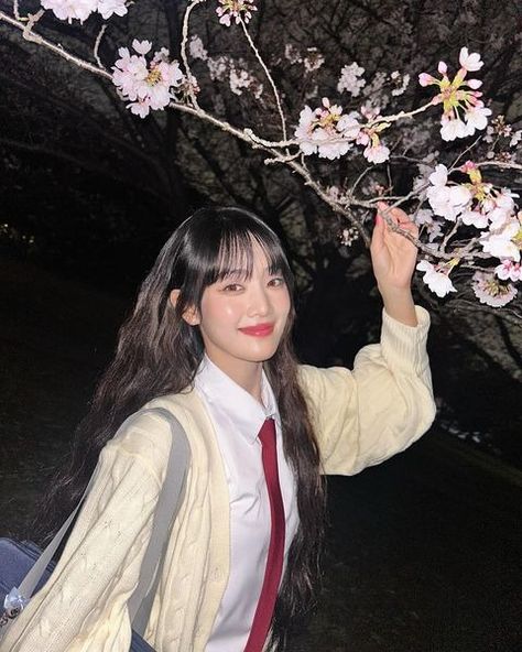 MINNIE (@min.nicha) • Instagram photos and videos Minnie G Idle, G-idle Minnie, Minnie Gidle, G I Dle Minnie, April 6, Famous Girls, Morning Sun, Pose Reference Photo, G I Dle