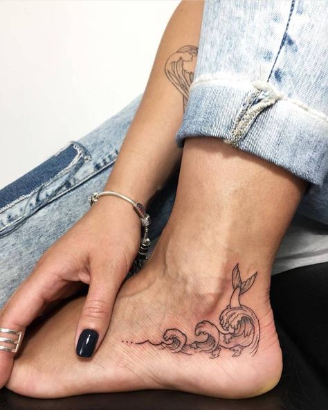 Tattoo Trend, Ocean Tattoos, Disney Tattoo, Geniale Tattoos, Mermaid Tattoo, Mermaid Tattoos, Waves Tattoo, Tattoo Life, Foot Tattoo