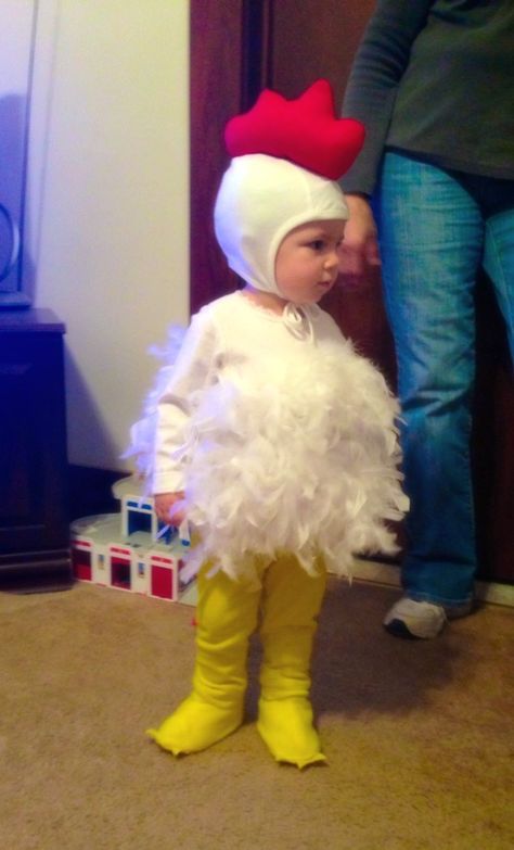 My little chicken! Best Kids Halloween Costumes, Lumberjack Costume, Popcorn Costume, Diy Baby Costumes, Cupcake Costume, Chicken Halloween, Sibling Costume, Chicken Costume, Kids Halloween Costumes