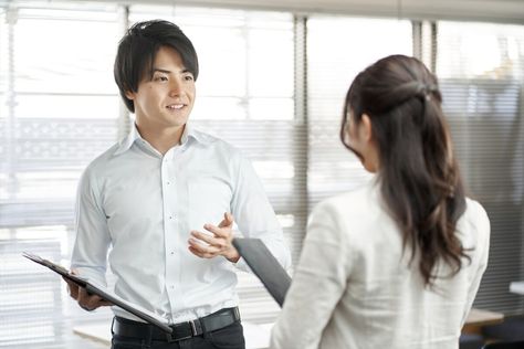 How to Start a Conversation in Japanese | Japan Wonder Travel Blog People Having A Conversation, To Start A Conversation, Japanese Phrases, Japanese People, How To Pronounce, Education English, Japanese Language, Meeting Someone, Facial Expressions