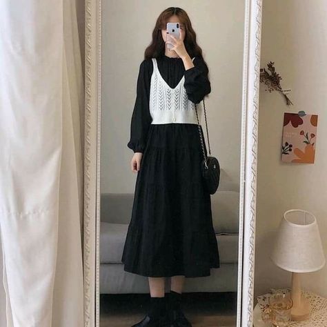 Japanese Long Skirt Outfit, Long White Skirt Outfit Winter, Black Skirt Outfit Hijab, Long Skirt Outfits Korean, Black Long Skirt Outfit, Long Black Skirt Outfit, Academia Dress, Uniqlo Women Outfit, Japanese Fashion Women