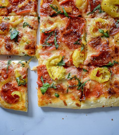 Turkey Pepperoni Pizza with Banana Peppers Pizza With Banana Peppers, Banana Pepper Pizza, Red Pepper Pizza, Sweet Banana Peppers, Pepper Pizza, Pepperoni Recipes, Homemade Pepperoni Pizza, Bacon Pizza, Banana Peppers