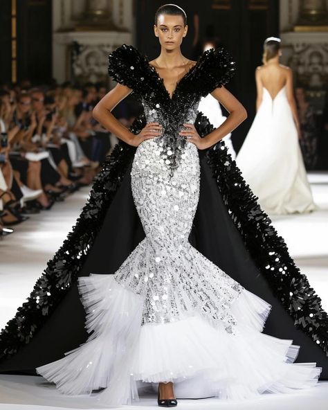 Feather Dress Couture, Feather Fashion Couture, Mugler Feather Dress, Feather Gown Haute Couture, Luxury Avant-garde Ruffled Dresses, Pnina Tornai, Red Carpet Outfits, Showroom Interior Design, Runway Models