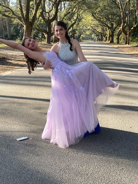 Best Friend Prom Pictures Aesthetic, Prom Sister Pictures, Sisters Prom Pictures, Poses With Friends Instagram, Awkward Prom Poses, Fun Prom Poses Friend Pics, Cute Prom Photos Best Friends, Prom Pictures 2 Friends, Cute Prom Pictures With Best Friend