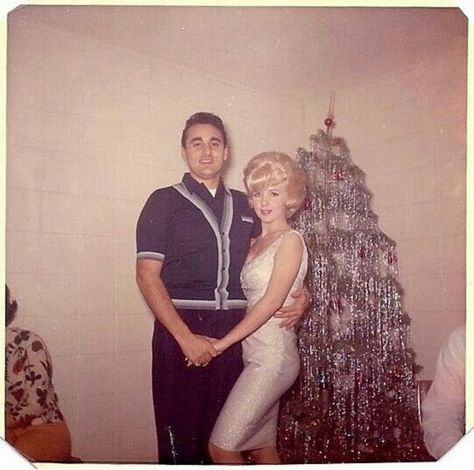 30 Candid Photographs of People Posing With Their Aluminum Christmas Trees From the 1960s and 1970s ~ Vintage Everyday Christmas 1960s, Vintage Aluminum Christmas Tree, Mod Christmas, 1960s Christmas, Christmas Home Decor Ideas, Kitschy Christmas, Vintage Christmas Photos, Aluminum Christmas Tree, Ghost Of Christmas Past