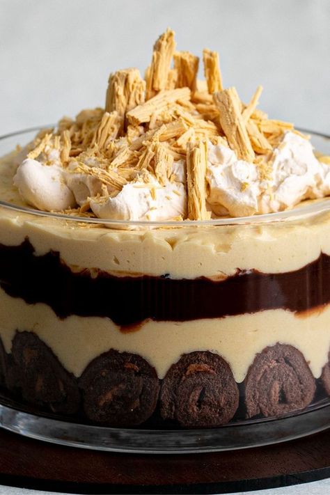 Combine your love of caramilk and Baileys with this delicious Baileys caramilk custard trifle - perfect for Christmas Day celebrations. Choc Ripple Cake, Custard Trifle, Christmas Ice Cream Cake, Favorite Christmas Desserts, Trifle Recipes, Christmas Trifle, Christmas Ice Cream, Caramel Pudding, Custard Desserts