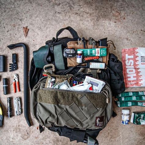 Hunter Wealot on Instagram: "WORK BAG EDC  Most all of us run a EDC work bag (or at least you should). It is a good excuse to carry additional capability with what is on body.  Personally, my affects are more practically and medical response focused other than my bag itself (which I have ran consistently aside from a year while at Trex since 2018 with plans to wear it out).  Loadout: * Primary Bag - 5.11 RUSH 24 * HPG Kit Bag - Tramua Medical, boo boo kit, basic survival tools, etc (see past posts for contents breakdown) * Spare gloves * Crowbar (entry tool use for work, vehicle accident response, etc) * Spare leatherman wingman * Spare handheld light (Streamlight Protac 1aa) * Micro Channel Locks * Pom Mace * Portable charger with various cords and cigarette plug * Writing utensils (marke Emergency Bag Aesthetic, Tool Bag Organization Ideas, Tool Bag Organization, Urban Survival Kit, Apocalypse Survival Gear, Tactical Kit, Emergency Prepardness, Bushcraft Gear, Survival Bag