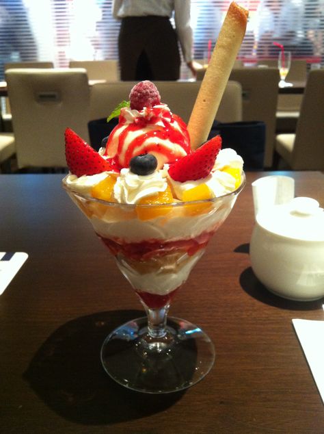 Strawberry parfait in Yokumoku cafe at Tokyo Station Parfait Japanese, Japanese Parfait, Strawberry Parfait, Parfait Desserts, Tokyo Station, Fancy Desserts, Japanese Snacks, Ice Cream Sundae, Japan Food