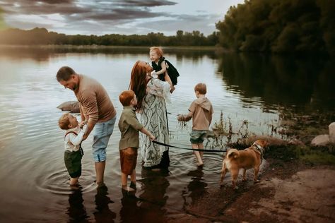 Pic Tips, Lifestyle Family Photos, Lake Vibes, Family Photoshoot Poses, Photography Color, Photo Style, Family Pics, Photography Family, Christmas Photo