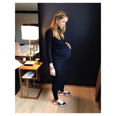 10.5k Likes, 108 Comments - Pernille Teisbaek (@pernilleteisbaek) on Instagram: “Come out and play👶🏼🏀” Pregnant Outfit, Pregnancy Info, Cropped Biker Jacket, Pregnancy Information, Pumping Moms, Bump Style, Biker Jackets, Maternity Style, Pregnancy Outfits