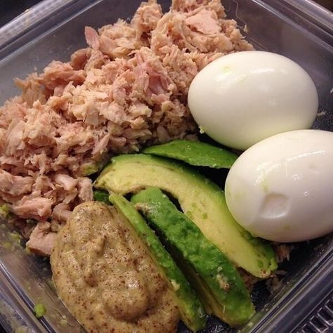 Tuna boil eggs avocado Eggs Avocado, Healthy Lunches, Hard Boiled, Easy Meal Prep, Lunch Snacks, Hard Boiled Eggs, Healthy Meal Prep, Boiled Eggs, Clean Recipes