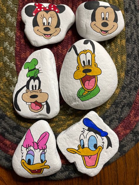 Disney Rock Painting, Egg Rock, Hello Kitty Birthday Cake, Ladybug Rocks, Diy Rock Art, Christmas Candle Decorations, Painted Rocks Kids, Painted Rocks Craft, Christmas Rock