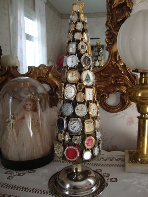 Watch Parts Art, Crafts With Old Watches, Watch Art And Craft, Old Watches Crafts Ideas, Old Jewelry Crafts, Jeweled Christmas Trees, Jewelry Repurposed, Vintage Christmas Crafts, Vintage Jewelry Ideas