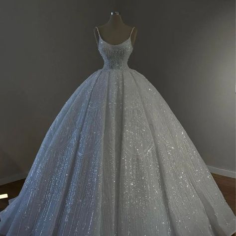 Princess Wedding Dresses Ball Gown Fairytale, Elegant Wedding Dress Ballgown, Wedding Ides, Big Wedding Dresses, Fashion Dream Job, Wedding Dresses Princess Ballgown, Pretty Quinceanera Dresses, Classy Wedding Dress, Fairy Tale Wedding Dress