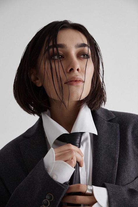 Editorial Poses Women, Women In Suits Photoshoot, Women Suit And Tie, Suit Photoshoot, Women With Ties, Editorial Poses, Androgynous Women, Shooting Studio, Androgynous Models