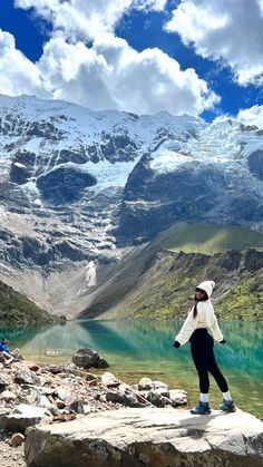 Peru Pictures Ideas, Mountain Selfie Ideas, Machu Pichu Poses, Peru Road Trip, Outfits For Peru, Machu Pichu Outfits Women, Lima Peru Outfits, Cuzco Peru Outfit, Outfits Cusco Peru