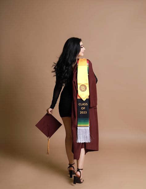 Masters Grad Photo Ideas, Simple Graduation Photoshoot, Graduation University Photography, In Studio Graduation Photoshoot, Graduation Pic Aesthetic, Masters Hood Graduation Pictures, Graduation Hat Aesthetic, Studio Photoshoot Ideas Graduation, Natural Hair Graduation Pictures