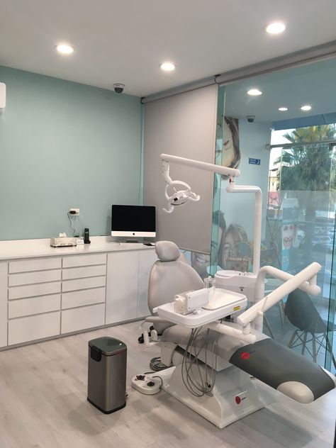 Clinic Dental Design, Dentist Practice Interior, Dentist Office Decor, Dentist Interior Design, Dentist Clinic Interior Design, Dentist Room, Dermatologist Office, Dentist Cabinet, Design Dental Clinic