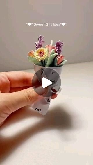 Gift Card Flower Bouquet, Bouquet Paper, Dollhouse Ideas, Paper Flower Bouquet, Artist Gifts, Craft Art, Crafts Handmade, Art And Craft, Origami Paper