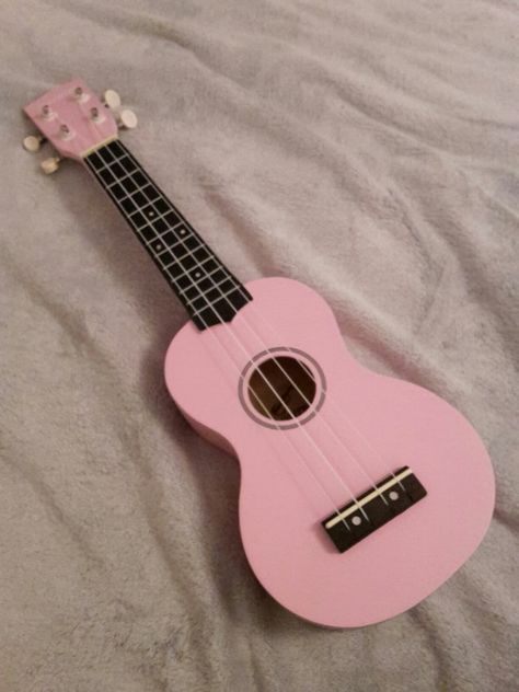 Ukulele rosa Ukulele Tumblr, Arte Do Ukulele, Ukulele Aesthetic, Pink Ukulele, Ukulele Design, Musical Instruments Drawing, Ukulele Art, Pink Guitar, Ball Aesthetic