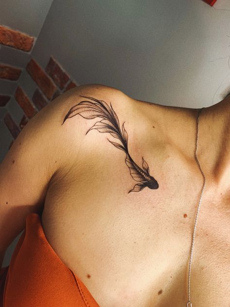 Fish Collarbone Tattoo, Tattoos On Collar Bone, Pez Koi Tattoo, Tattoo Ideas Tumblr, Bone Tattoo, Aesthetic Tattoos, Koi Tattoo, Koi Fish Tattoo, Collar Bone Tattoo