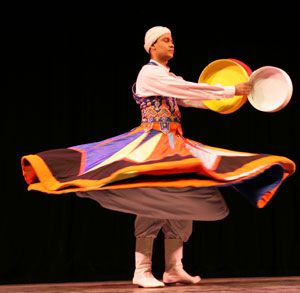 Yasser Darwish performs Egyptian tanoura. Egyptian Clothing, Everybody Dance Now, Whirling Dervish, International Dance, Types Of Dancing, World Dance, Traditional Dance, Folk Dance, Learn To Dance