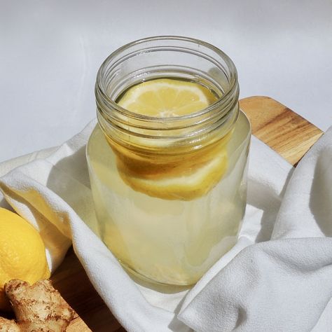 Morning Routine: Lemon, Ginger and Garlic Water Garlic Water, Lemon Ginger Water, Honey Lemon Water, Drinking Warm Lemon Water, Detox Water Fat Burning, Water Lemon, Ginger Drink, Garlic Benefits, Warm Lemon Water