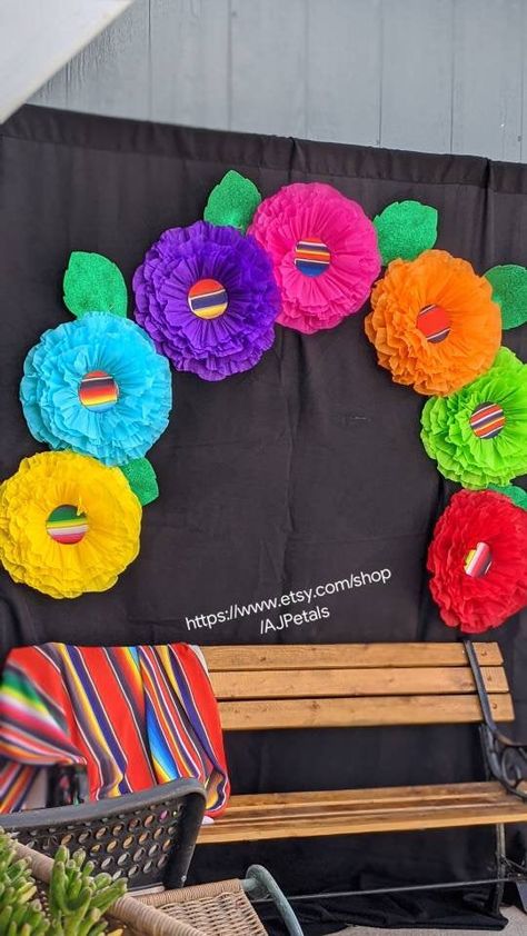 Mexican Paper Flowers, Fiesta Flowers, Table Wall Decor, Mexican Theme Party Decorations, Mexican Themed Party, Mexican Party Decorations, Fiesta Birthday Party, Fiesta Party Decorations, Mexican Birthday