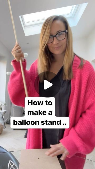 Ballon Stand Ideas, Balloons On Sticks, Balloon Centerpieces Diy, Balloon Topiary, Balloon Hacks, Balloon Table Centerpieces, Tulle Balloons, Balloon Stand, Balloon Tower