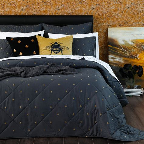 Bee Bedroom, Bee Room, Frog Decor, Bedspread Set, Spare Bedroom, Guest Bed, Master Bedding, Bee Theme, Guest Bedrooms