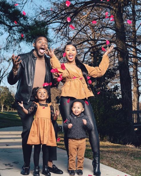 Black Bride™ "After the Aisle" on Instagram: “Happy Saturday!! How are you all spending this weekend of love?! . . . . Repost from @gerrijphillips  Photo: @ricoimages  #aftertheaisle…” Glam Family Photoshoot, Christmas Outfits For Family Pictures, Outfits For Family Pictures, Fall Photoshoot Family, Family Christmas Pictures Outfits, Fall Family Outfits, Christmas Pictures Outfits, Family Portrait Outfits, Fall Photo Shoot Outfits