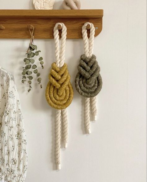 Rope Wall Hanging Diy, Beaded Tassels Diy, Diy Macrame Wall Hanging, Macrame Hanging Chair, Yarn Painting, Macrame Knots Tutorial, Macrame Wall Hanging Diy, Macrame Wall Hanging Patterns, Rope Crafts