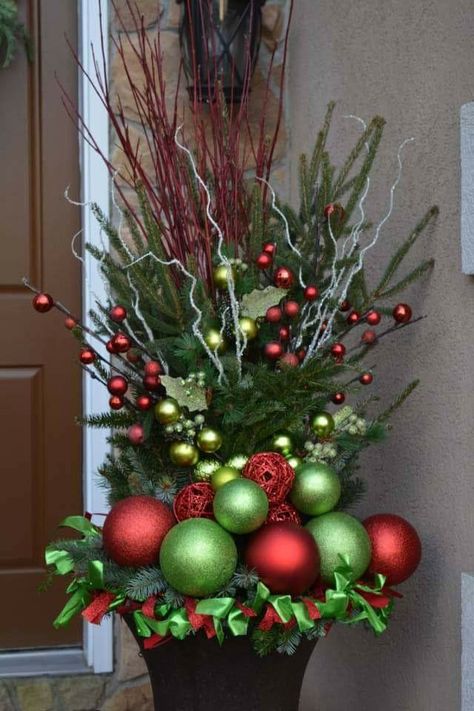 Crismas Ideas Decoration Table, Porch Pots, Christmas Planter, Christmas Urns, Christmas Flower Decorations, Outdoor Christmas Planters, Winter Planter, Christmas Pots, Christmas Flower Arrangements