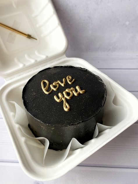 Mini Cake Ideas For Men, Black And Gold Bento Cake, Banto Cake For Him, Bento Cakes For Him, Birthday Bento Cake For Men, Mini Cake Birthday Men, Mini Cake For Boyfriend, Mini Cake For Men, Bento Cake Design For Boyfriend Birthday