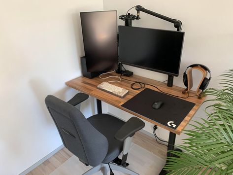 Small Desk Setup, Gaming Desk Setup, Dream Setup, Computer Desk Setup, Home Studio Setup, Desktop Setup, Deco Studio, Pc Setups, Desk Setups