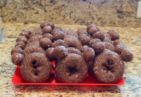 Mickey Mouse donuts.  Use toothpicks to connect donut hole ears to donut face :) Mickey Mouse Doughnut, Mickey Donuts Birthday, Mickey Mouse Brunch Ideas, Mickey Donut, Mickey Mouse Breakfast Ideas, Mickey Breakfast Ideas, Mickey Mouse Donuts Ideas, Minnie Mouse Breakfast, Mickey Mouse Breakfast