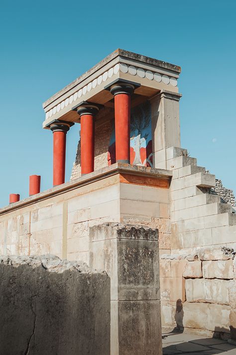 Minoan Architecture, Theseus And The Minotaur, Knossos Palace, Creepy Backgrounds, Classical Greece, Instagram Places, The Minotaur, Greece Travel Guide, Heraklion