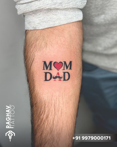 Mom Dad Tattoo Design, Tattoo Mom Dad, Broke Phone, Dad Tattoo Design, Pa Tattoo, Mum And Dad Tattoos, Mom Dad Tattoo, Mother Tattoo, Tattoo Mom